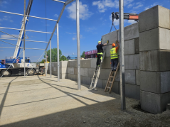 Stavba průmyslové haly pomocí betonových bloků