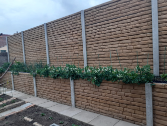 Betonový plot se zabudovanou předzahrádkou