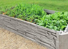 Vyvýšený záhon, dekor imitace štípaného kamene, výška 75 cm